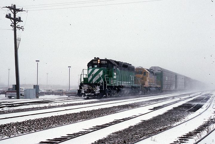 BN 7823 at Dilworth, MN.jpg